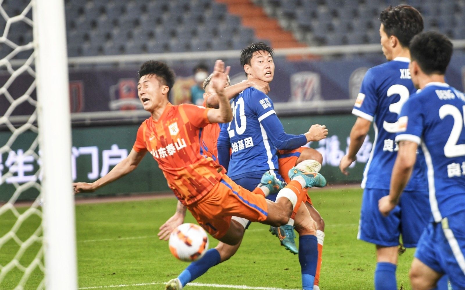 英超日本国脚与战犯照片合影，其俱乐部比赛在中国照常直播引球迷不满，咪咕客服回应