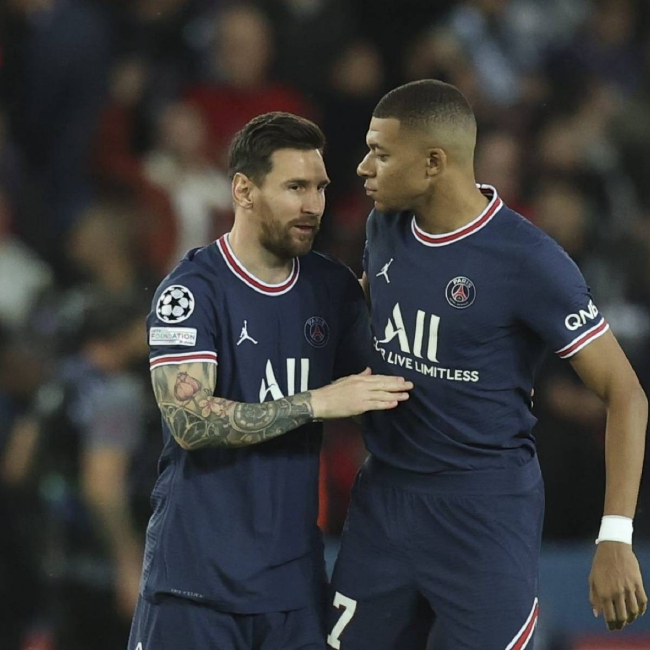 客战凤凰城！湖人官推晒飞往客场登机照：起飞（奔赴菲尼克斯客场！湖人官推晒登机照：启程）