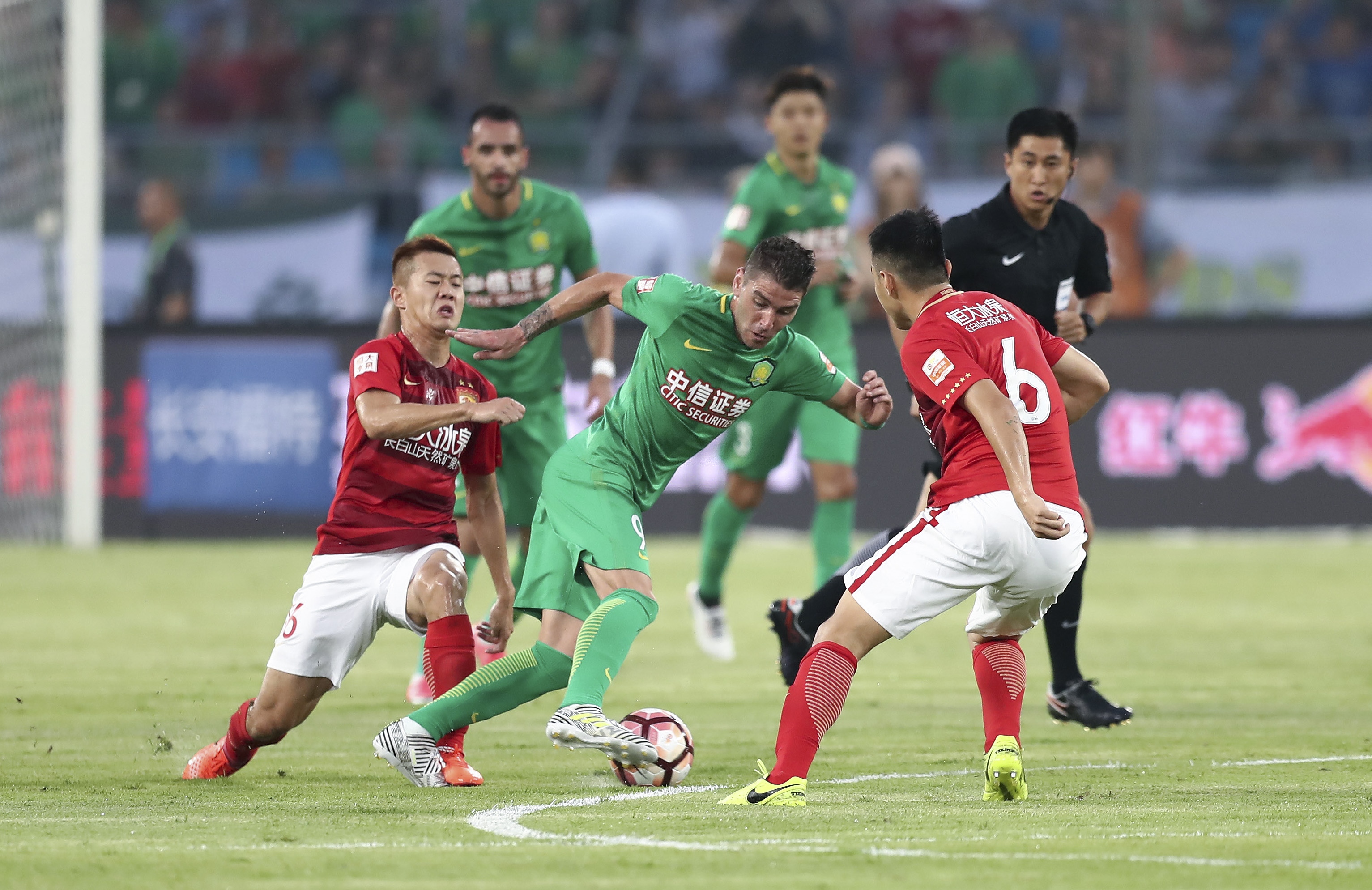 2017 赛季：道奇队核心投手克 Kershaw 在对阵洛基的比赛中达成生涯第 2000 次三振